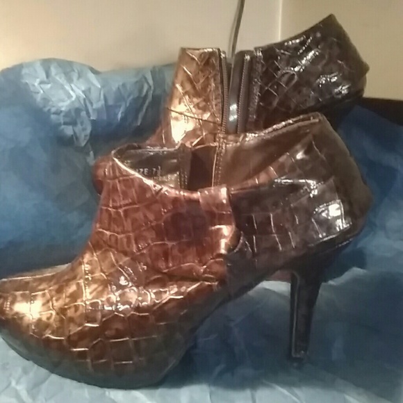 Ladies crocodile print embossed booties - Picture 2 of 6